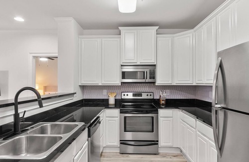 Tuscaloosa Condo | Maxwell Place | Walk to Stadium | Pool & Gym