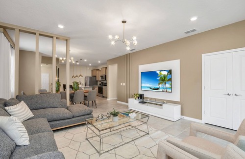 Davenport House | MEGA MARVAL Gameroom! Olaf and Spiderman! Close to Disney!