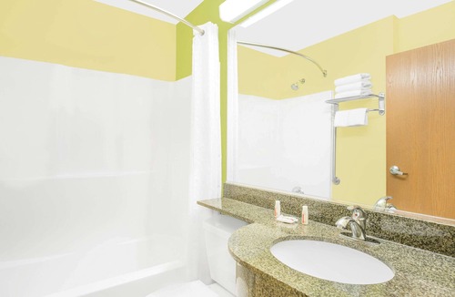 Florence Hotel | Microtel Inn & Suites by Wyndham Tuscumbia/Muscle Shoals