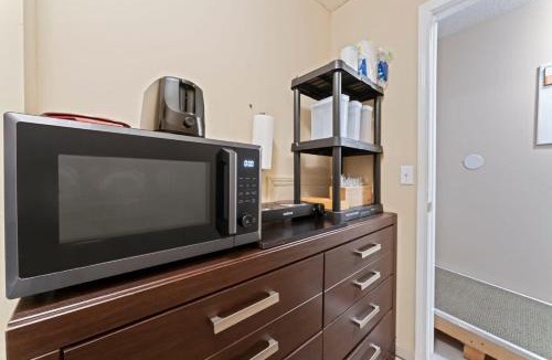 Southside Apartment | Mid-Century Studio Kitchenette Wi-Fi