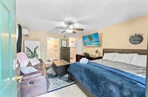 Southside Apartment | Mid-Century Studio Kitchenette Wi-Fi
