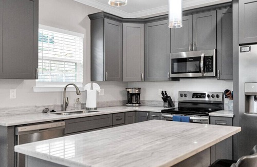 Tulane - Gravier Apartment | Mid-City w/Balcony - Near Superdome & Streetcars