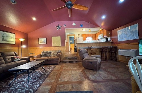Groveoak Cabin | MID LAKE HIDEAWAY, FISHING FAMILY OUTDOOR FUN