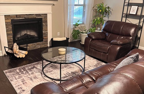 Midland House | Midland Manor, your home away from home! PS5, 86in tv, pool table, BBQ & more!
