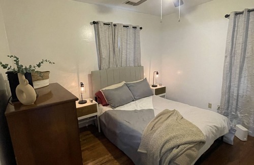 Tuscaloosa House | Minimalist contemporary home 8 minutes from UA, Pet friendly!!