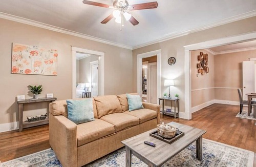 Evergreen House | Mins to Downtown, Bottom Unit - Bluemoon Bungalow