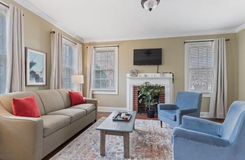 Montgomery House | Mins to Zoo - Capitol Heights Hideaway