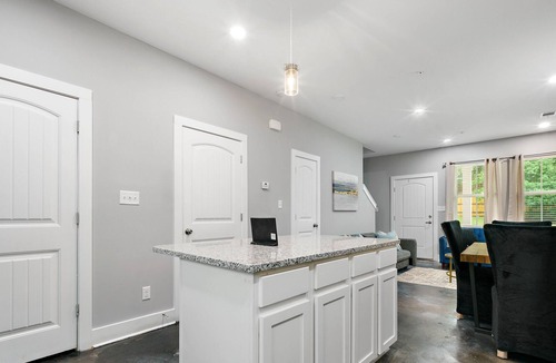 Mobile Cottage | Minutes Away From USA College, and Places to eat Near by!