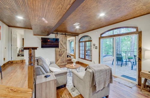 Tougaloo House | Mississippi Retreat w/Hot Tub, Deck & Lake Views!
