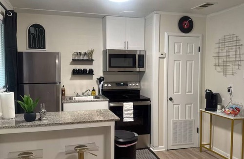 Fondren Apartment | Modern 1BR Retreat near UMMC, Veteran’s Memorial Stadium & Local Dining