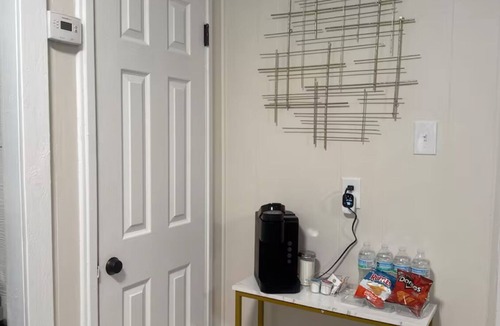 Fondren Apartment | Modern 1BR Retreat near UMMC, Veteran’s Memorial Stadium & Local Dining