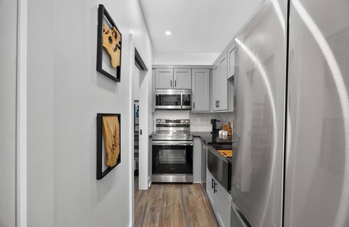 Union City House | Modern 2BR Getaway - Sleeps 6 Coffee Shop EV Charger Easy Airport Access