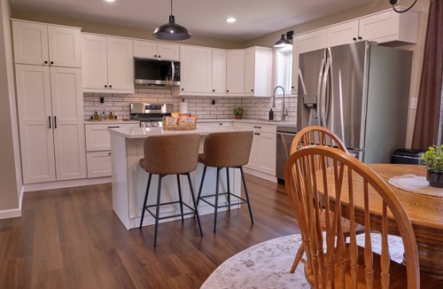 Sanford House | Modern 3 Bedroom Retreat - Sleeps 6 - Minutes to Sanford Beach