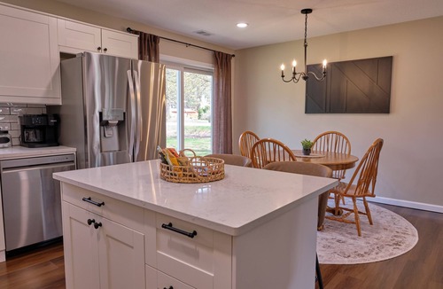 Sanford House | Modern 3 Bedroom Retreat - Sleeps 6 - Minutes to Sanford Beach