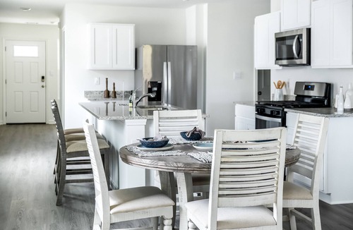 Gonzales House | Modern 3-br 2bth house w/WiFi & AC in heart of Gonzales, next to Baton Rouge