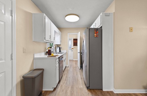 Senoia House | Modern 3 King beds + Rocking Chair Front Porch & Back Patio. Near downtown!