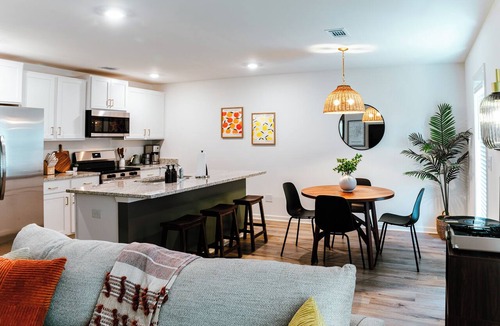 Tuscaloosa House | Modern 3BR 12 miles to UA with King Bed, Fire Pit, and Private Primary Bedroom and Bath, Fully Stocked Kitchen