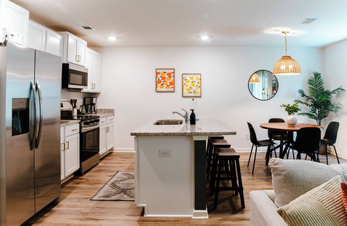 Tuscaloosa House | Modern 3BR 12 miles to UA with King Bed, Fire Pit, and Private Primary Bedroom and Bath, Fully Stocked Kitchen