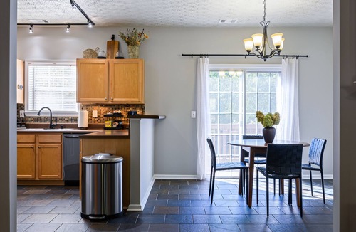 Woodstock House | Modern 3BR Townhome Near Downtown Woodstock