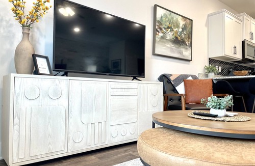 Pine Forest House | Modern 3BR Townhome w/Pool | Downtown & Beaches!