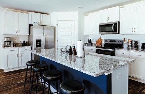 Tuscaloosa House | Modern 4BR family-friendly home, stocked kitchen, 1 King/3 Queen Beds near the University of Alabama, just 12 miles from campus.