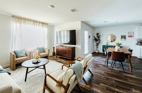 Tuscaloosa House | Modern 4BR family-friendly home, stocked kitchen, 1 King/3 Queen Beds near the University of Alabama, just 12 miles from campus.