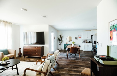 Tuscaloosa House | Modern 4BR family-friendly home, stocked kitchen, 1 King/3 Queen Beds near the University of Alabama, just 12 miles from campus.