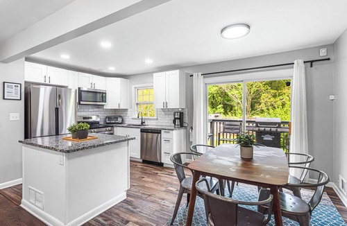 Decatur House | Modern 5BR Oasis, Sleeps 12 & 15 Min to Downtown