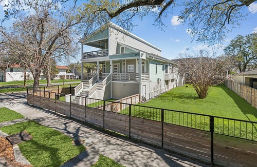 Broadmoor House | Modern 6-bedroom house with off street parking and 5 minutes from city center