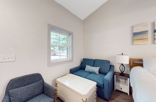 The Pines House | Modern aparthotel in a great location with well-equipped kitchen & streaming