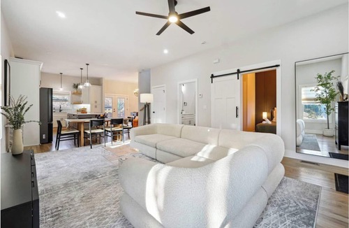 Atlanta House | Modern ATL Luxury-Sleeps 12-Free Parking-Game Room