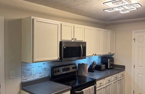 Ellenwood House | Modern ATL Stay 2BR 2BA Near Downtown W/theater