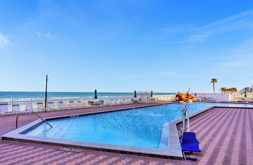 Lenox Park Condo | Modern Beach Oasis Sleeps 4~Pool~Gym~Kitchen~Games~Parking
