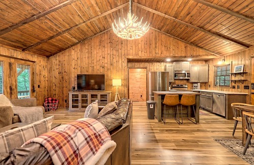 Screamer Mountain Cabin | Modern Cabin with Great Views Close to Downtown Clayton