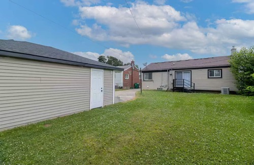 Garden City Apartment | Modern Comfort 3BDR Near DTW & Downtown Detroit