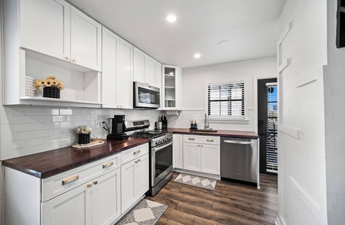 College Park House | Modern comfort in the Heart of Atlanta. Ideal for Getaways.