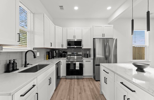 Augusta House | Modern Downtown Getaway