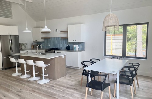 Glen Arbor House | Modern home in Glen Arbor. Steam shower. Walk to lake. Air conditioning.