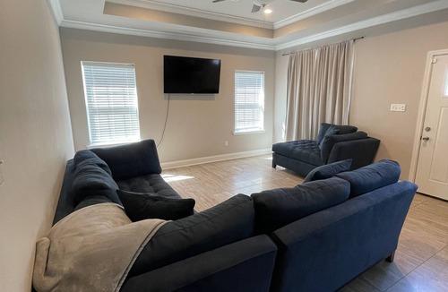Baker House | Modern Home near Southern University and BTR airport!