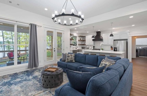 Eatonton House | Modern Lakefront on Sinclair: 2 Kings, Private Putting Green, Kayaks & Game Room