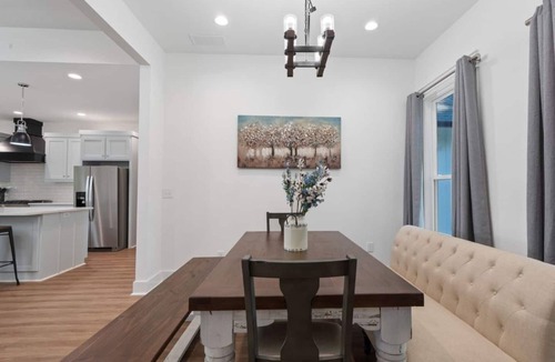 Eatonton House | Modern Lakefront on Sinclair: 2 Kings, Private Putting Green, Kayaks & Game Room