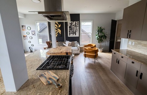 Atlanta House | Modern Luxe Retreat Stylish Open-Concept Home with Designer Touches