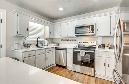 Saint Elmo House | Modern Mobile Home w/Deck & Fully Fenced Yard!