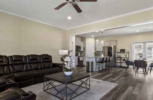 Tuscaloosa House | Modern Oasis in Tuscaloosa 10 minutes from downtown and Campus