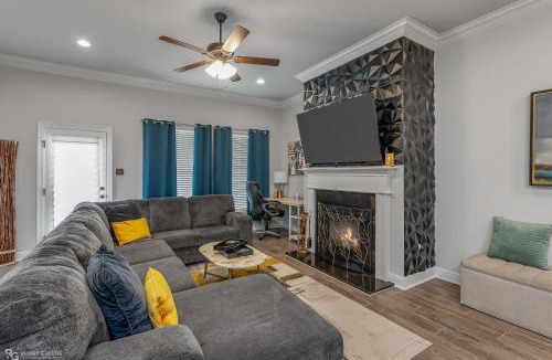 Shreveport House | Modern Regional Art Gallery Home - Spacious & New! Tv in each room