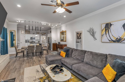 Shreveport House | Modern Regional Art Gallery Home! - Spacious & New. Tv in each room.
