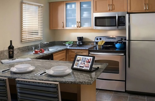 Gunter Afs Hotel | Modern Retreat near Montgomery Zoo & Riverwalk! Comes w/Private Full Kitchen!
