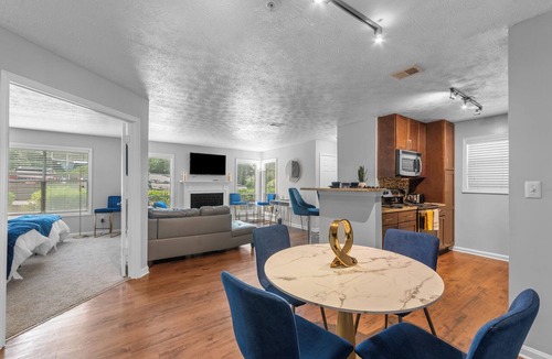 Cumberland Apartment | Modern Sapphire Sanctuary near Braves Stadium