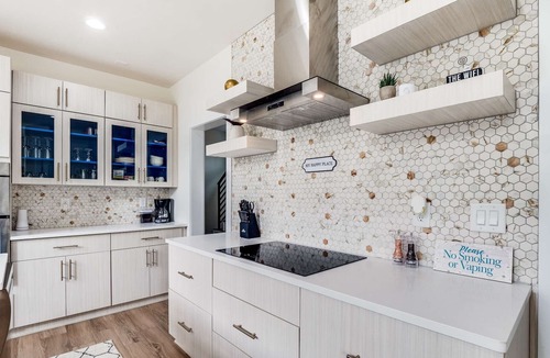 Jefferson Park House | Modern Spacious Retreat Home
