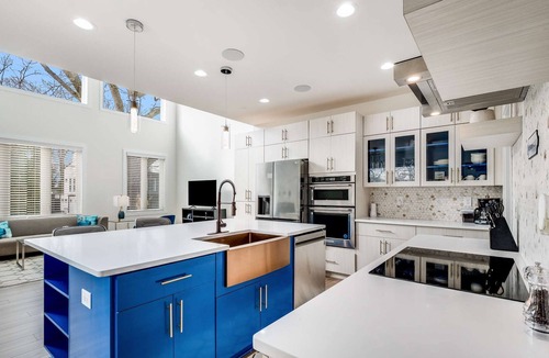 Jefferson Park House | Modern Spacious Retreat Home